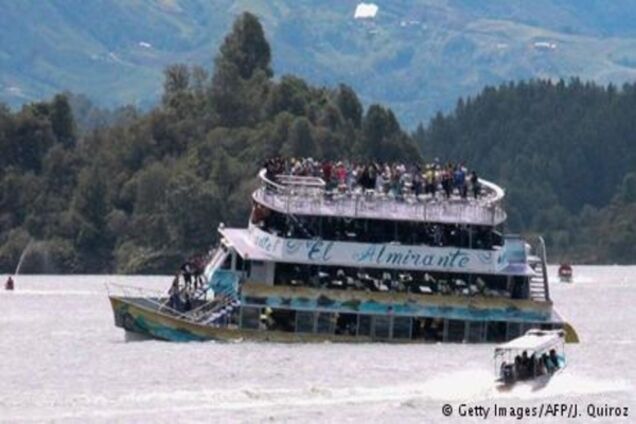 В аварії корабля в Колумбії загинули щонайменше 6 людей, десятки вважаються зниклими