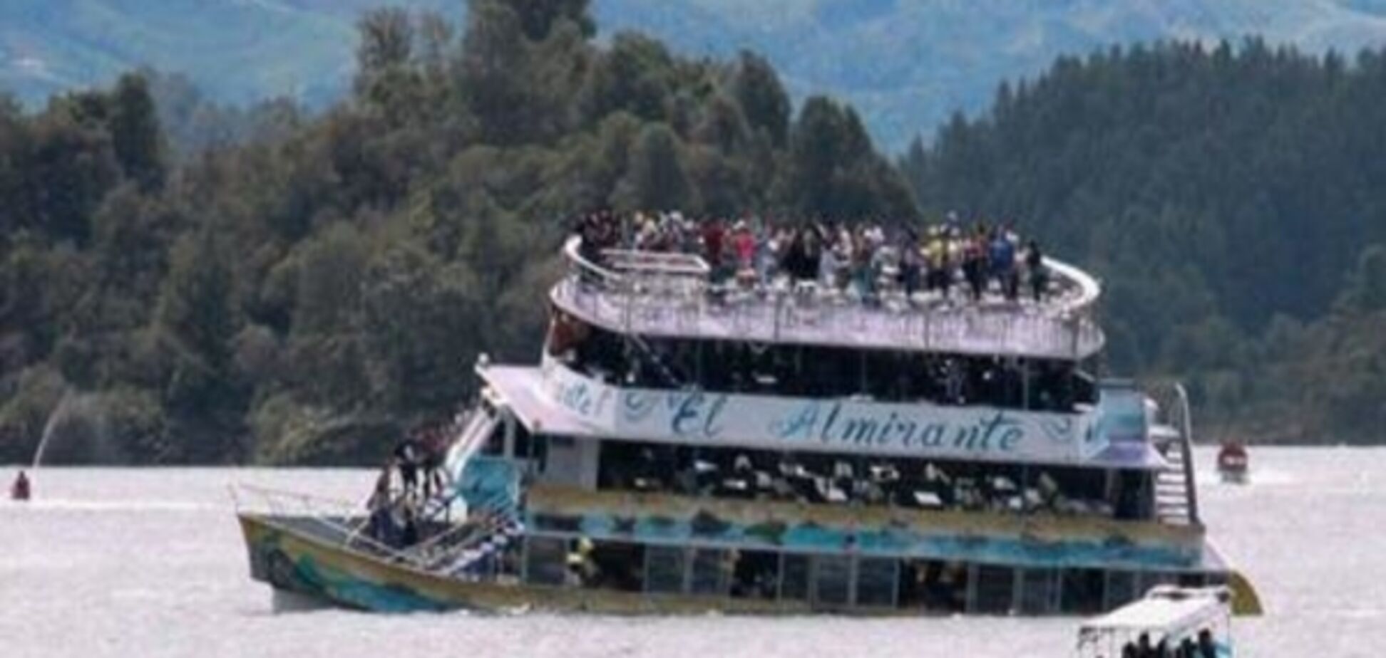 В аварії корабля в Колумбії загинули щонайменше 6 людей, десятки вважаються зниклими