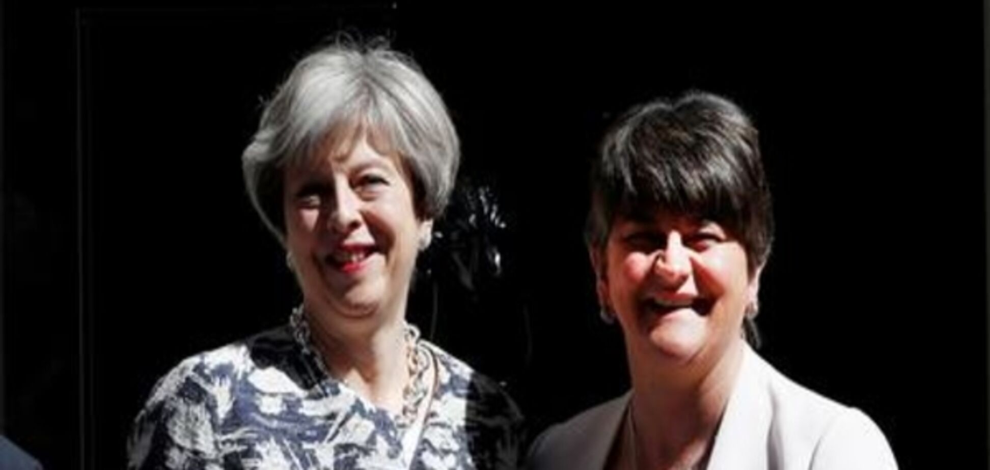 Прем\u0027єр-міністерка Великобританії Тереза Мей (ліворуч) та лідерка ДЮП Арлін Фостер