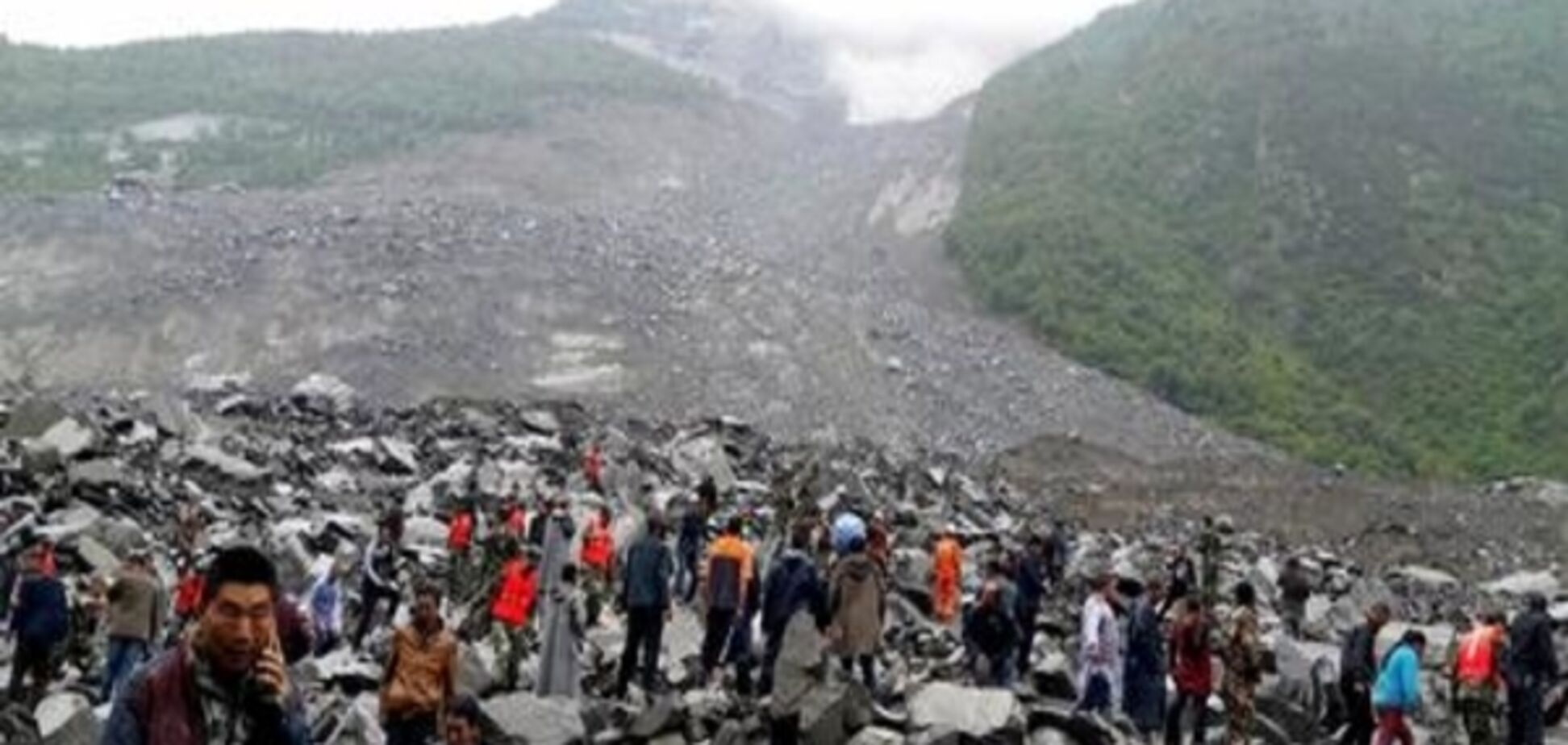 У Китаї рятувальники призупинили розшук людей під завалами через загрозу другого зсуву