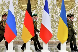 Прапори РФ, ФРН, Франції та України