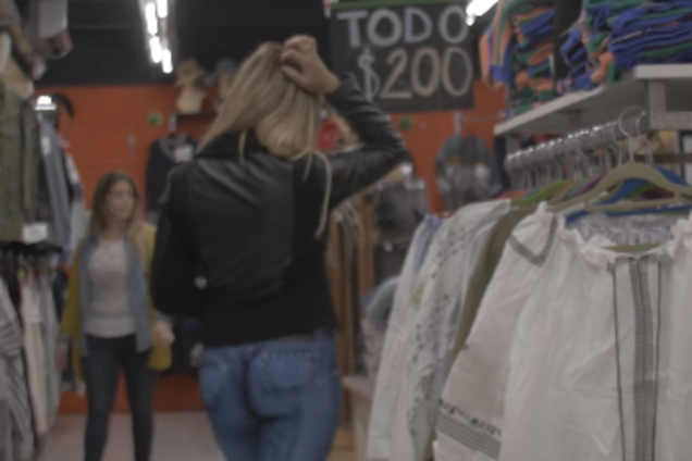 модель прогулялась без штанов