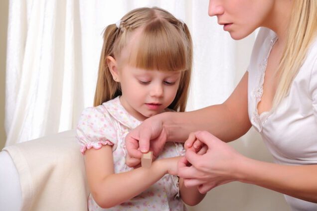 Ребенок загнал занозу: названы важные рекомендации по удалению
