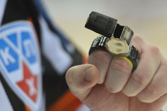 Хоккейный арбитр