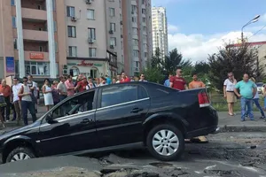 Обвал асфальта в Киеве