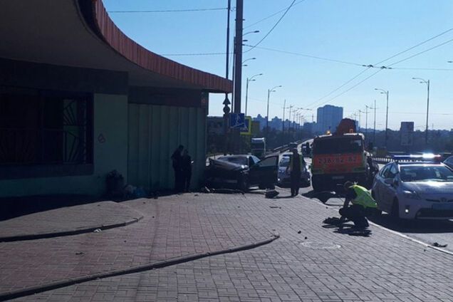 У Києві водій елітного авто влетів у зупинку