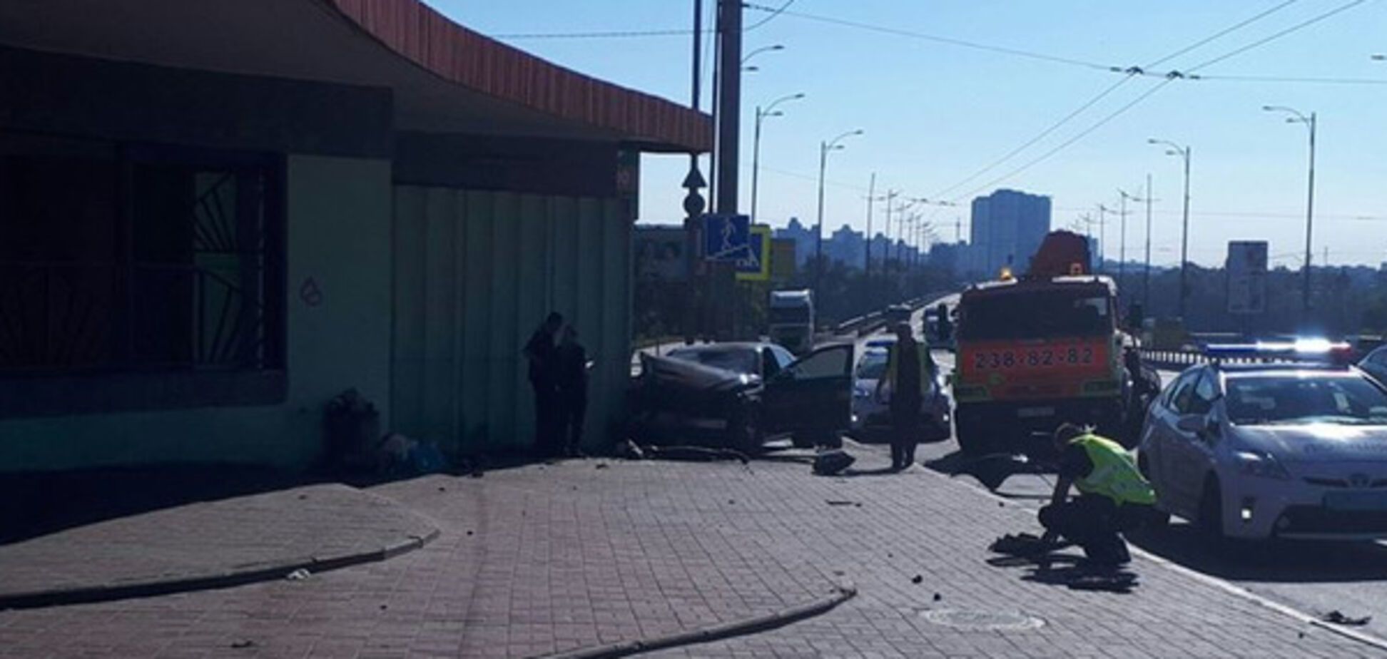 В Киеве водитель элитного авто влетел в остановку: опубликованы фото