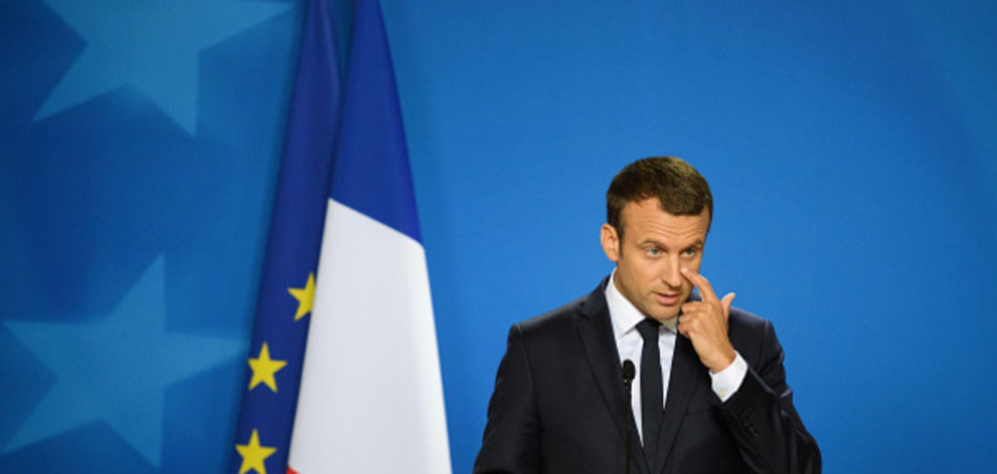 Макрон опубликовал официальное президентское фото: сеть в экстазе