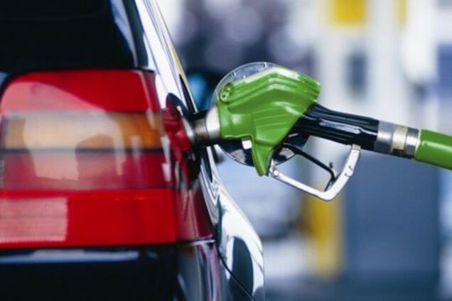 'Активисты' напали на женщин, собиравших подписи за эко-заправку на Позняках: видеофакт