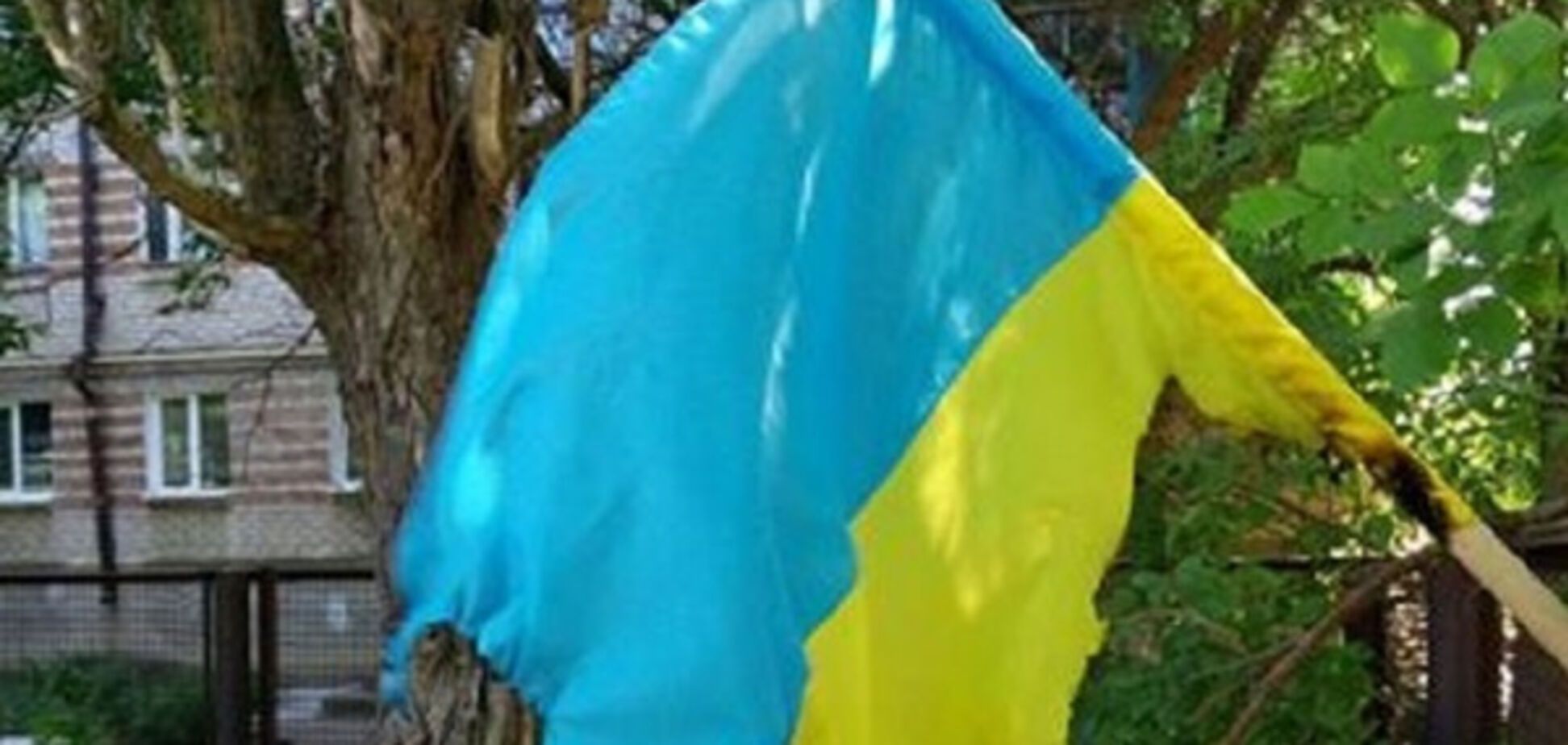 Полиция нашла вандалов, которые сожгли флаг Украины