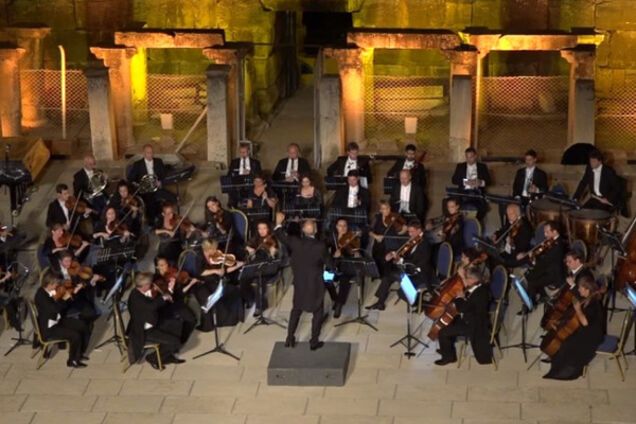 Внезапный гость на сцене едва не сорвал концерт Венского оркестра