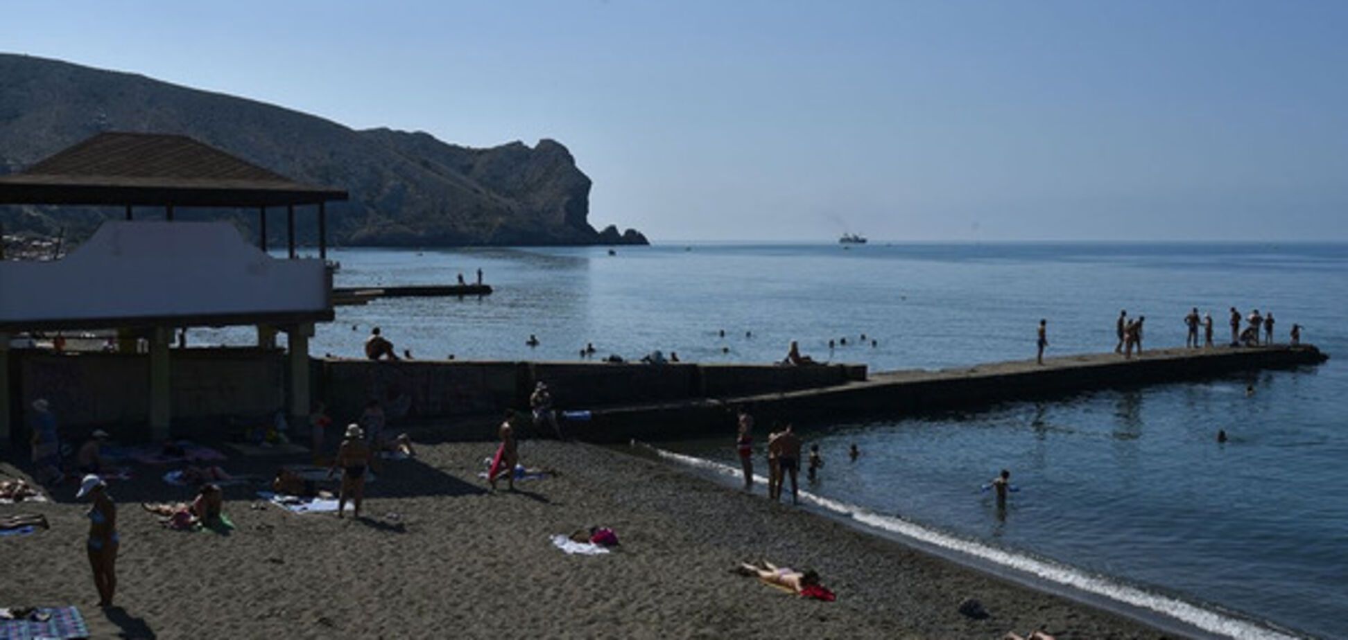 Сеть позабавил разгар сезона на пляже курортного города Крыма