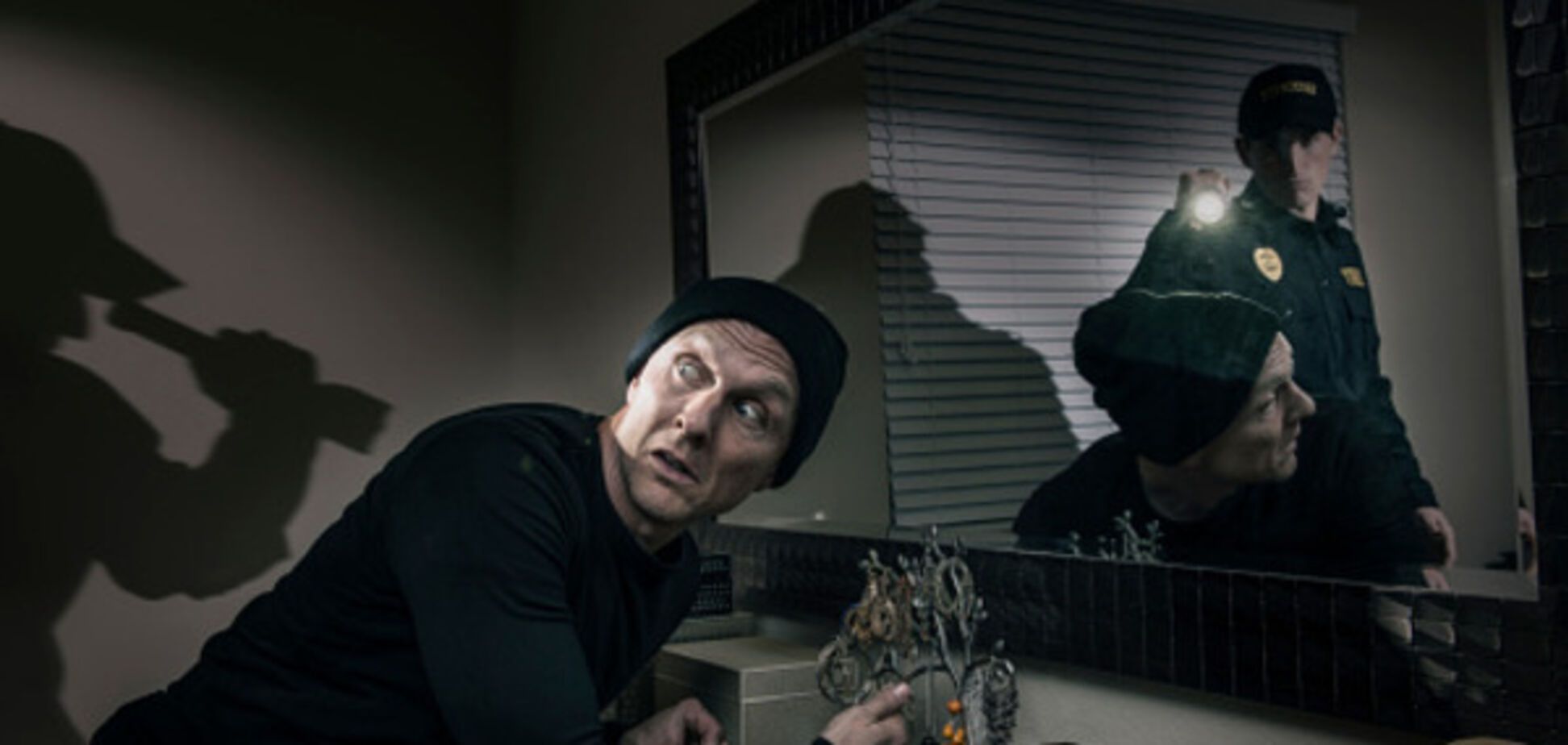 Ловушки и 'тревожный' чемоданчик: как защитить дом от воров на время отпуска