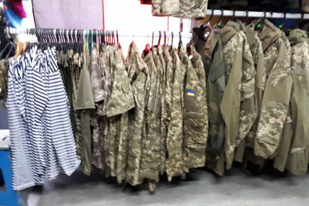 Волонтер показал, как в Киеве торгуют краденой формой ВСУ