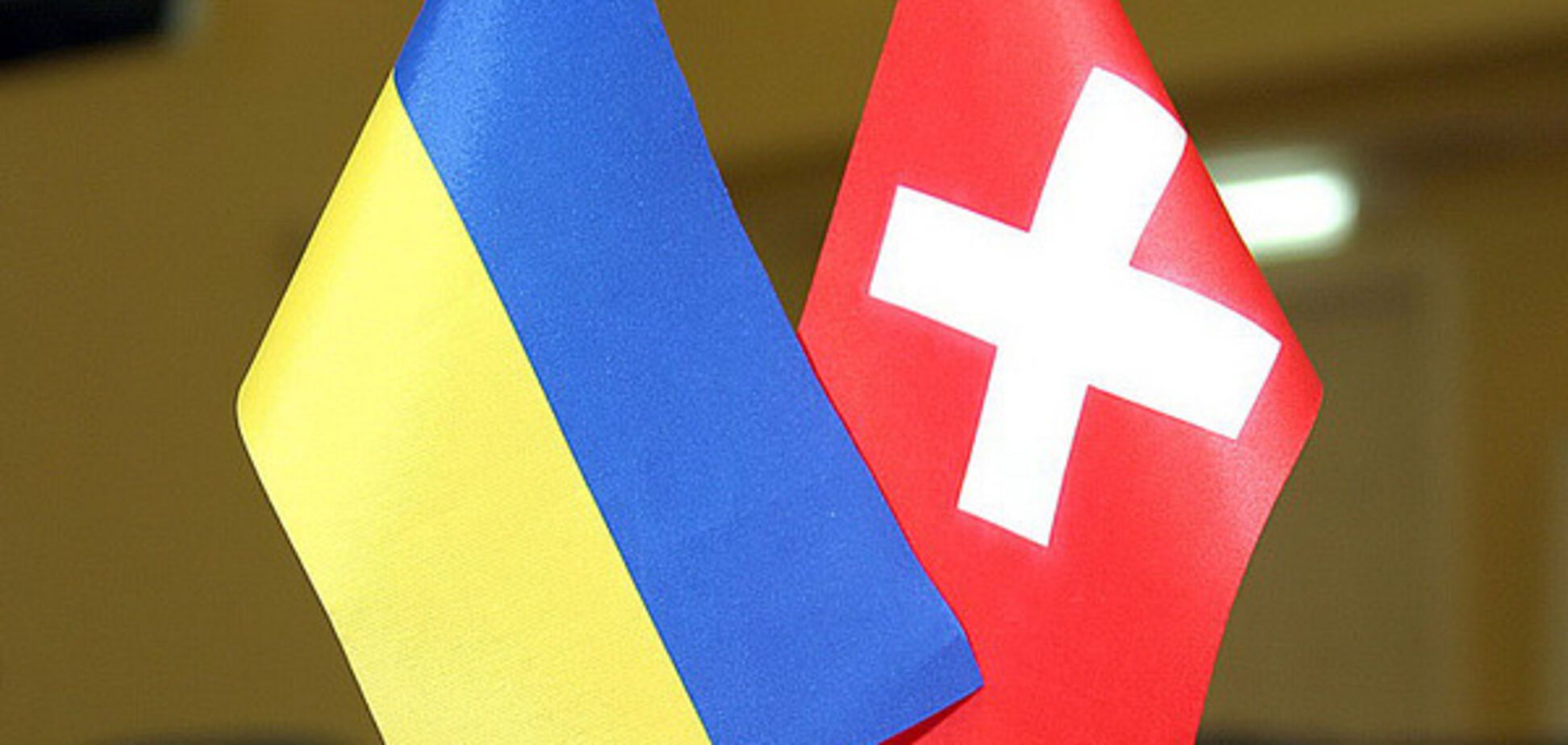 Флаги Украины и Швейцарии