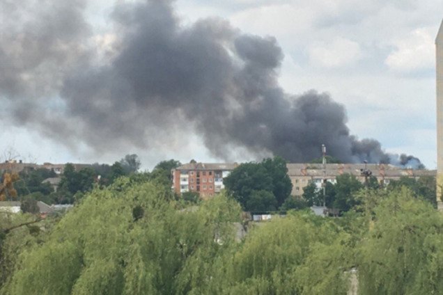 В Ривне вспыхнул сильный пожар на территории воинской части: опубликованы фото