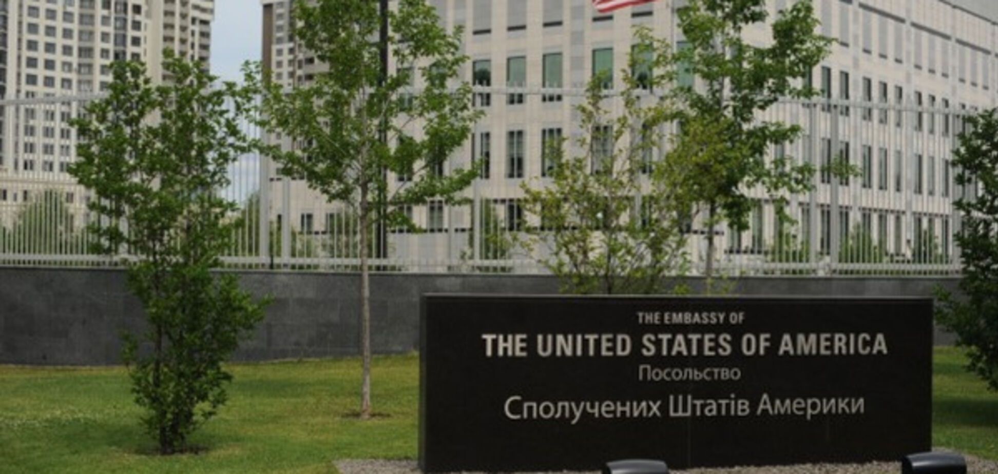 Террорист попал на видео: подробности взрыва в посольстве США в Киеве