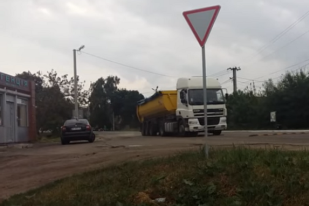 Хто руйнує дороги в селі? Гранд Бетон!