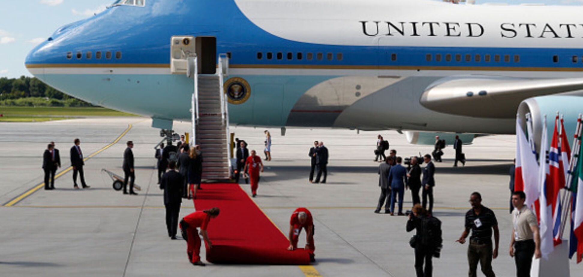 Три погоди: вітер поглумився над зачіскою Меланії Трамп