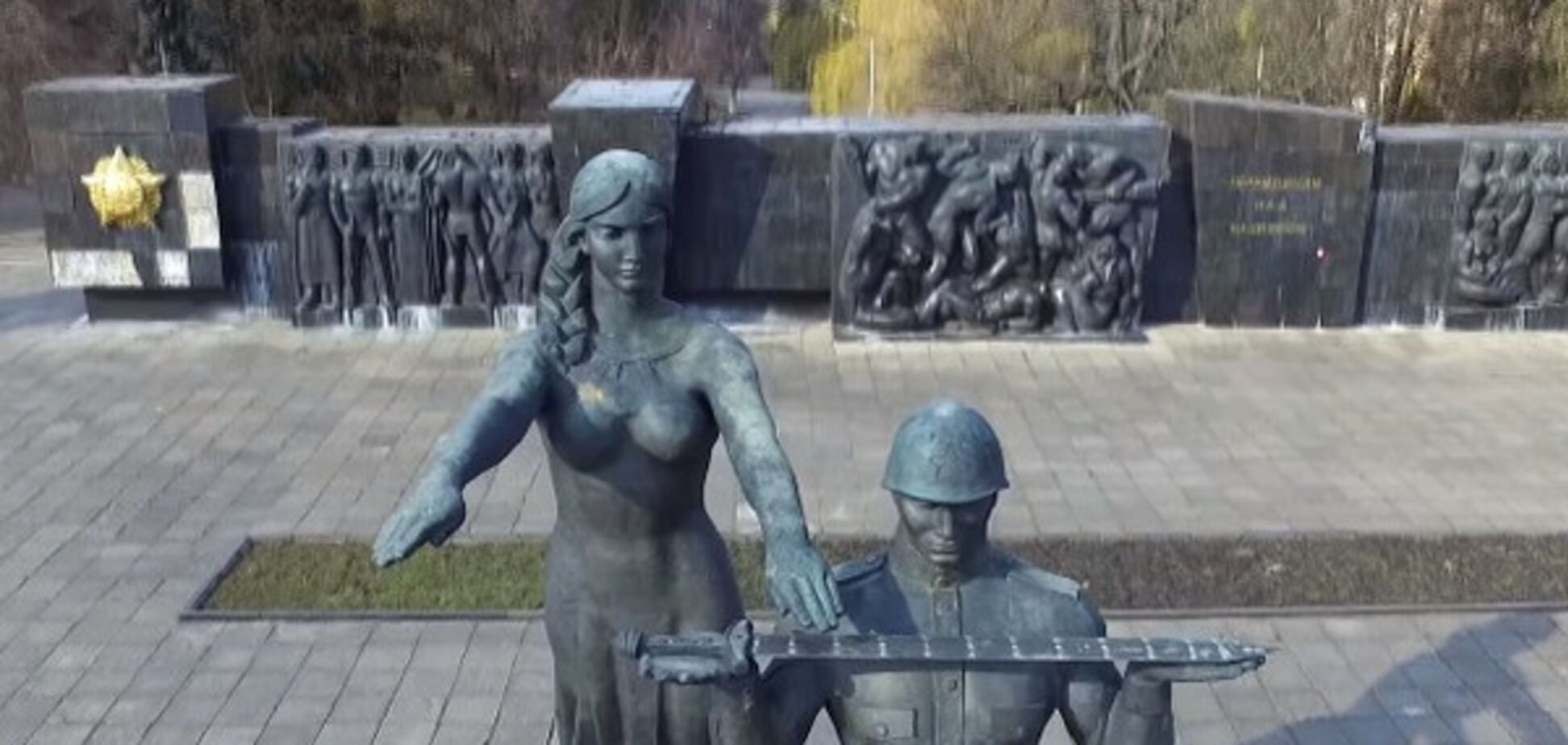 монумент слави Львів