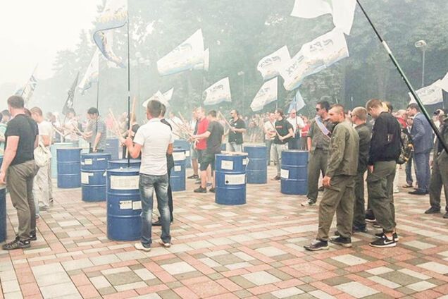 Против иммунитета нардепов: появились фото и видео протестов под Радой