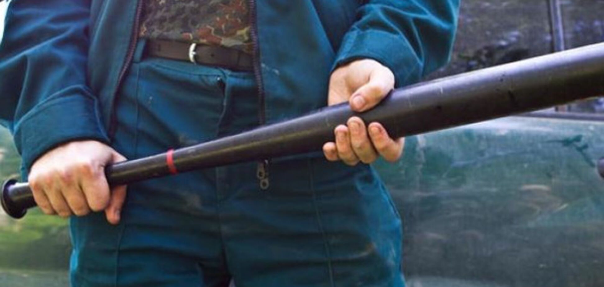 В Киеве произошел налет возле банка: преступники были с битами