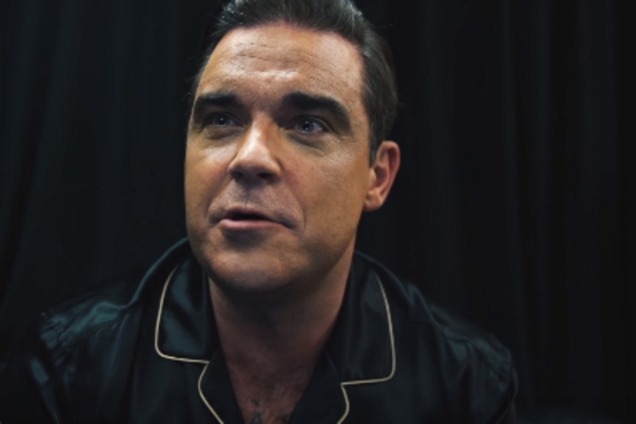 Голый Робби Уильямс залез на дерево ради обложки нового альбома