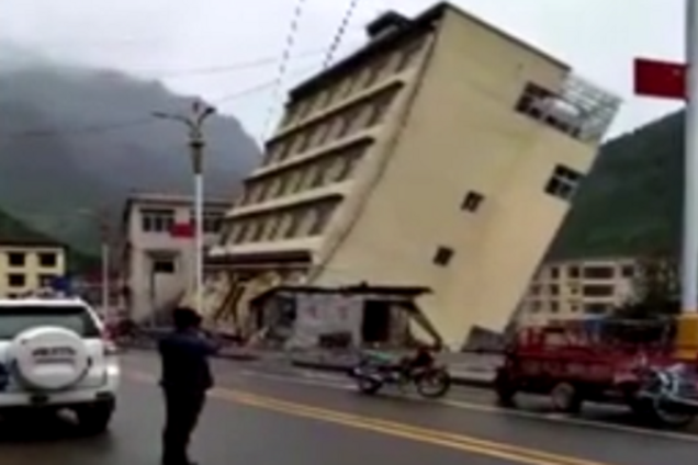 В Китае мощное наводнение смыло пятиэтажный дом: появилось видео