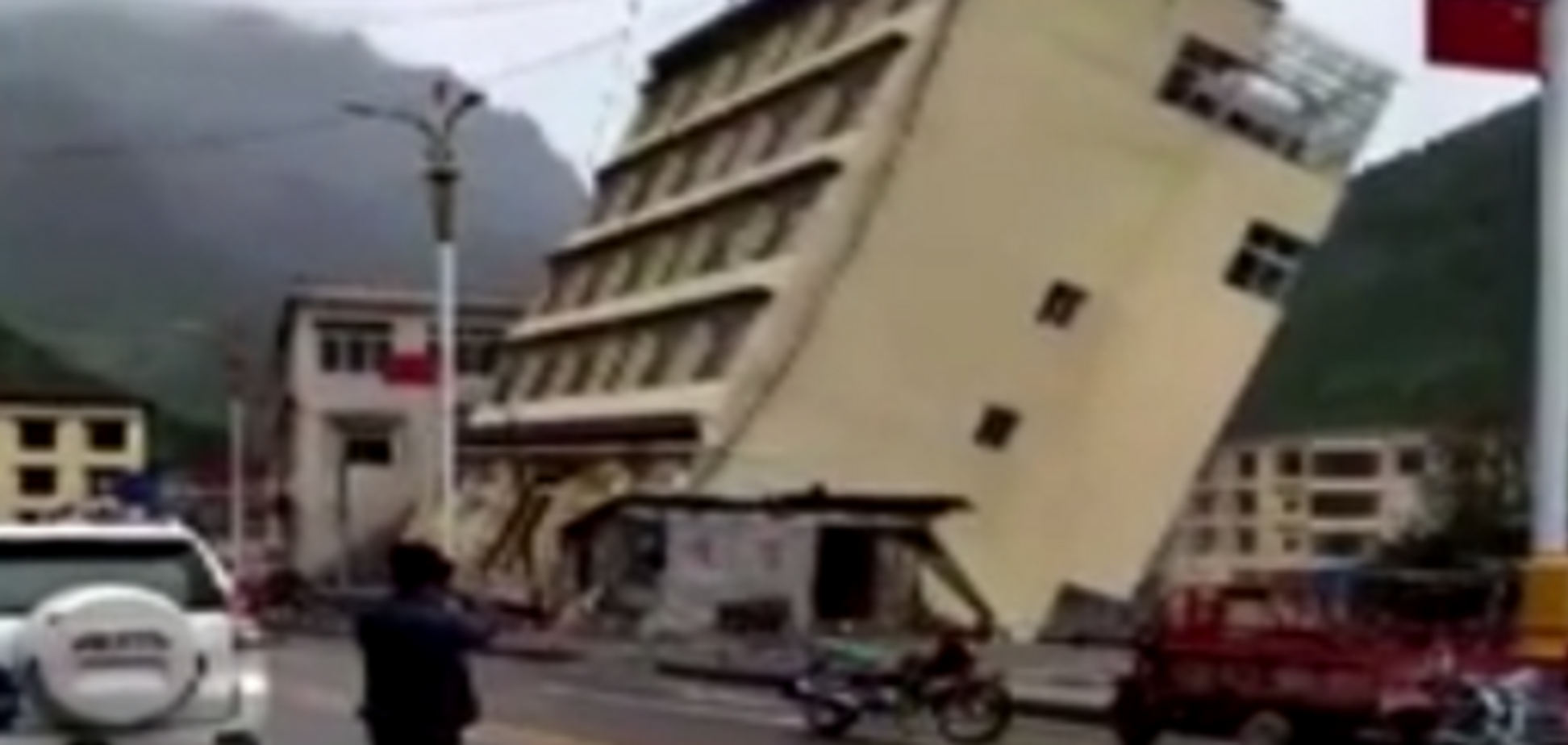 В Китае мощное наводнение смыло пятиэтажный дом: появилось видео