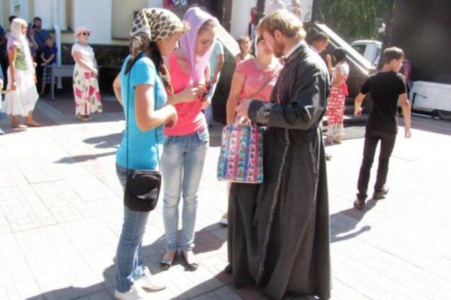 Соцсеть в ярости от попа, просящего деньги на машину