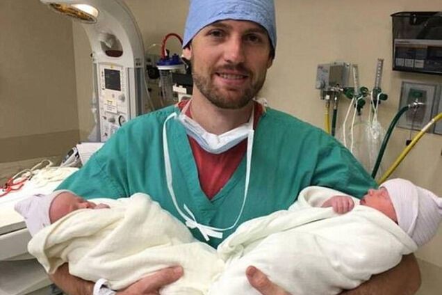 Пара родила двойню спустя два года после гибели сыновей: им дали те же имена