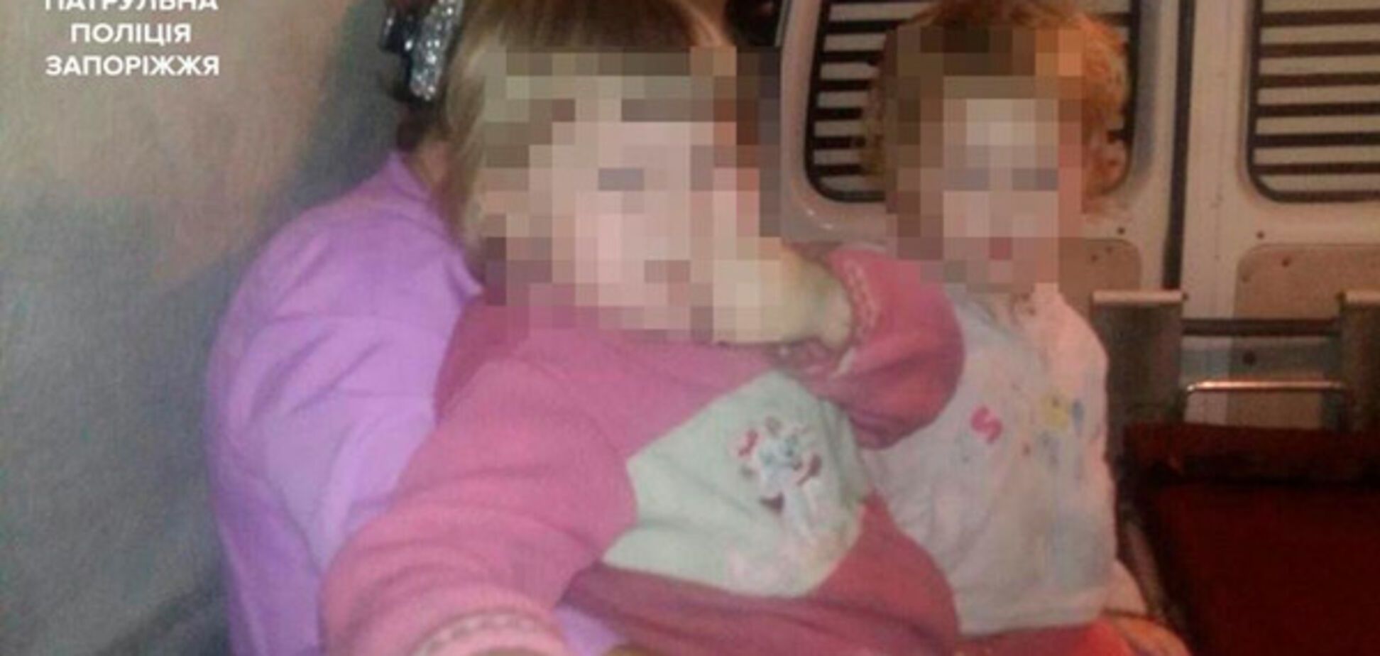 Пьяный отец выставил маленьких дочерей за дверь