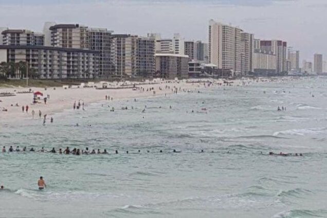 Історія дня: 70 людей знайшли дивовижний спосіб врятувати потопаючих