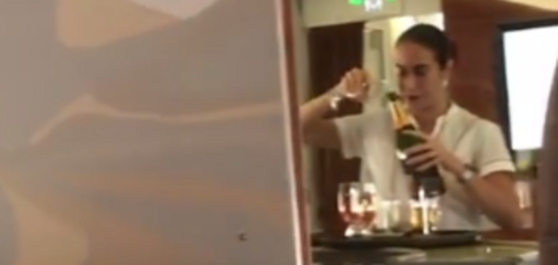 Феерическое видео: стюардесса Emirates слила недопитое шампанское обратно в бутылку