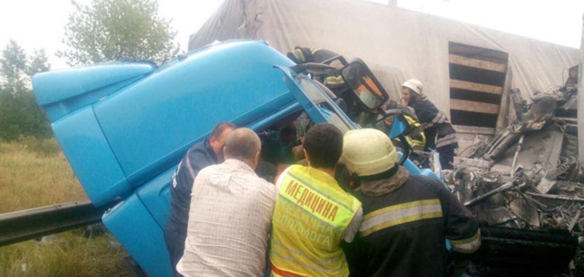 У Києві на швидкості зіткнулися дві фури