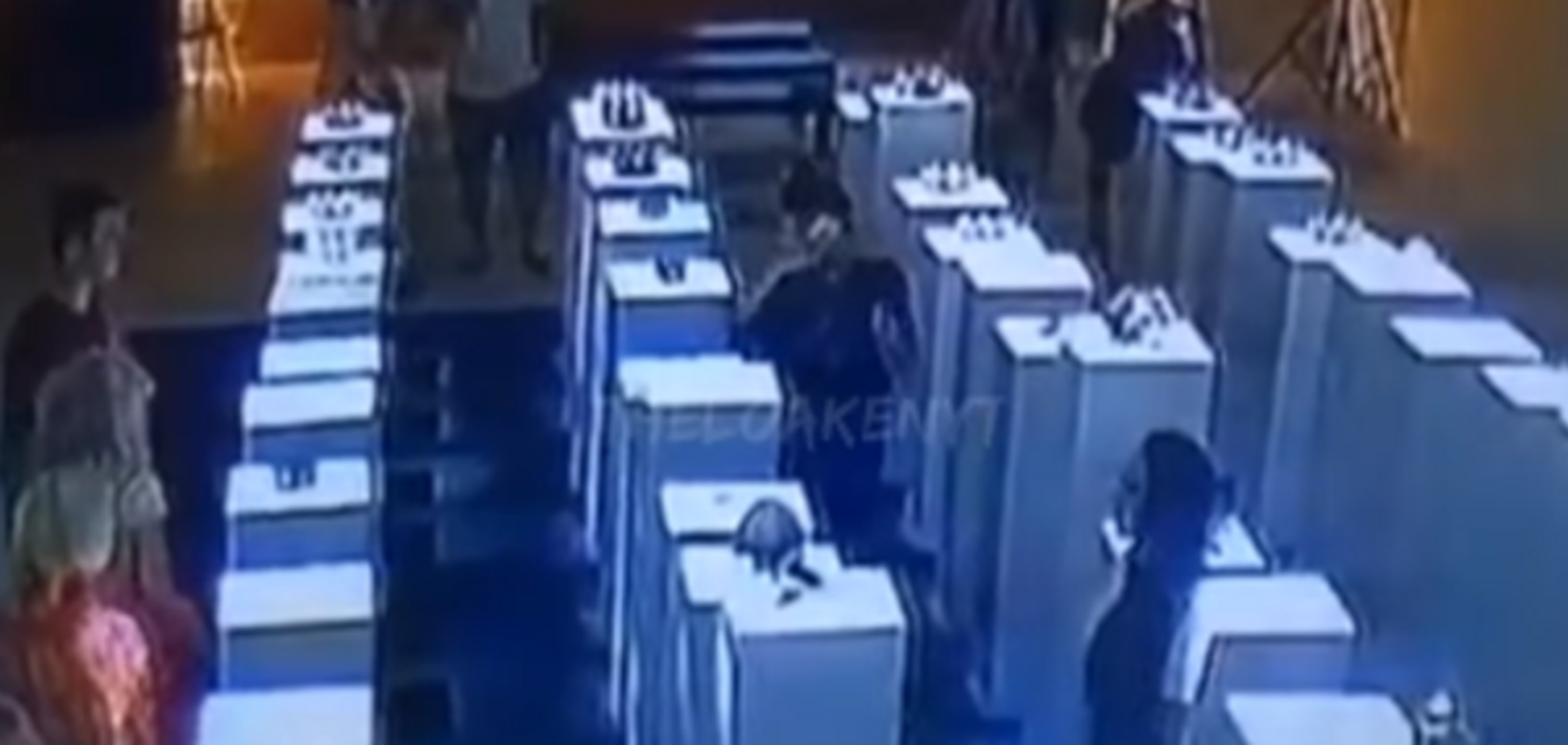 Девушка устроила культурный 'геноцид', пытаясь сделать селфи: убытки - $200 тысяч