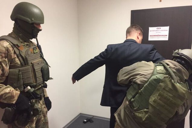 вести обыск