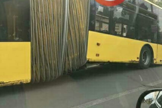 В Киеве развалился автобус