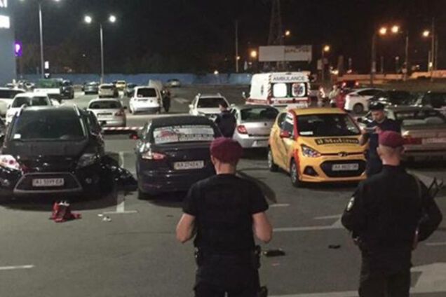 В Киеве на парковке возле ТРЦ застрелили человека