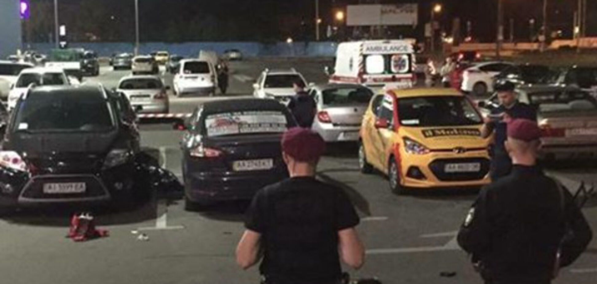 В Киеве на парковке возле ТРЦ застрелили человека