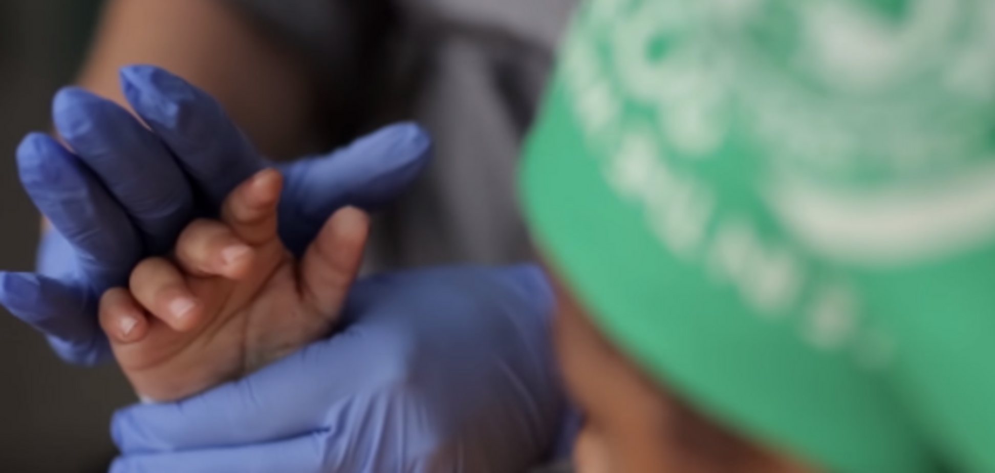Чудо трансплантации: впервые ребенку пересадили обе руки, и он уже пишет и одевается