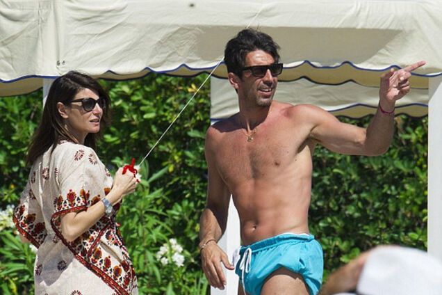 Буффон жена