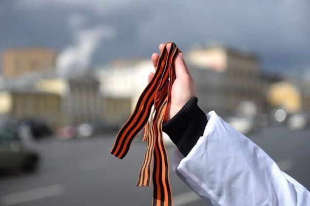 З 'георгіївською' стрічкою: в мережі обговорюють дивний флешмоб проти героїв парковки