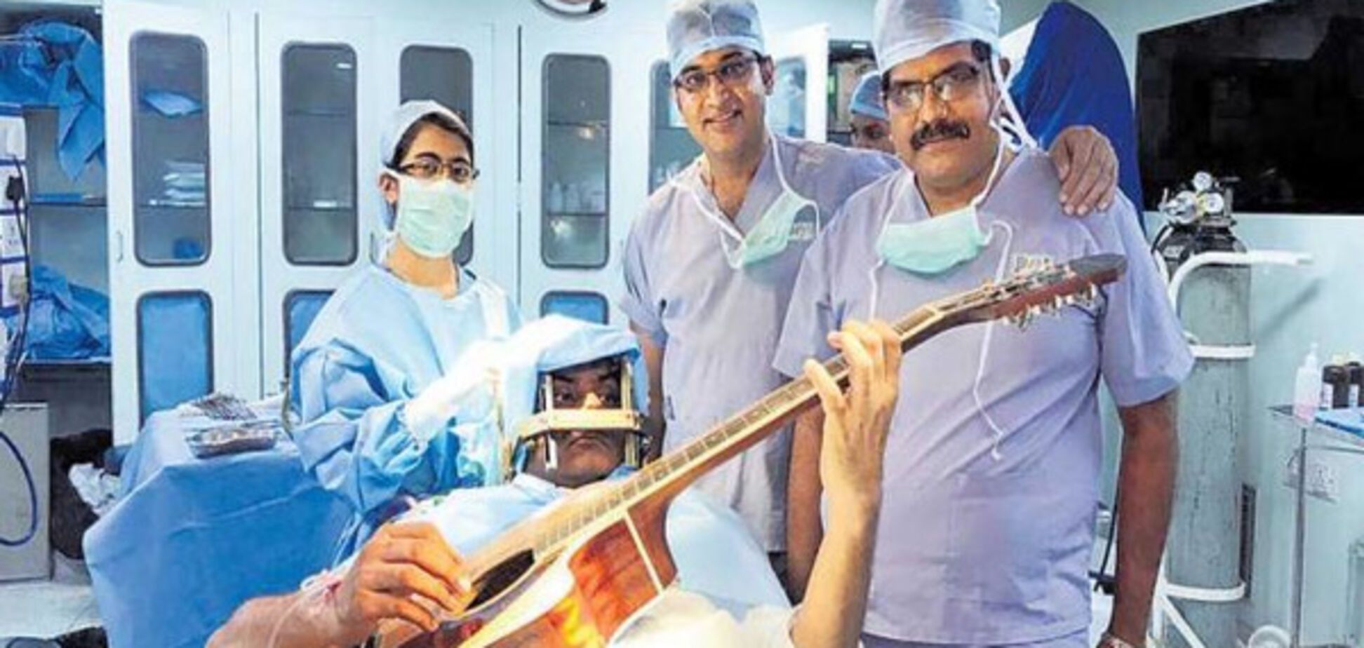 Индийский музыкант семь часов играл на гитаре, пока ему оперировали мозг