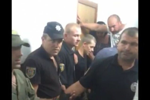 Захват суда активистами