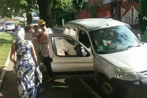 Під 30-градусну спеку: у Рівному немовля покинули в зачиненій автівці
