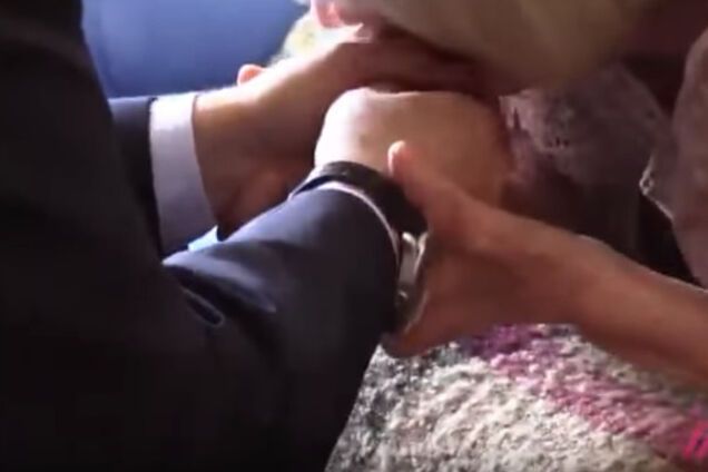 Алексеева целует руки Путину