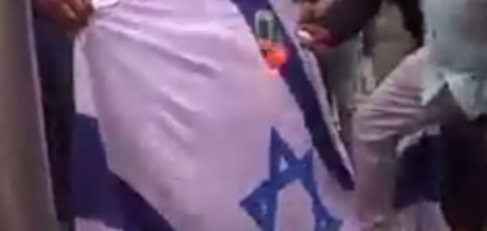 Флаг Израиля жгут