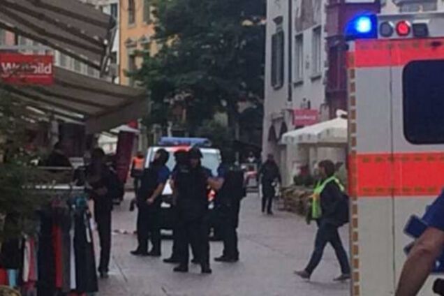 В Швейцарии преступник с бензопилой напал на прохожих: появились фото и видео