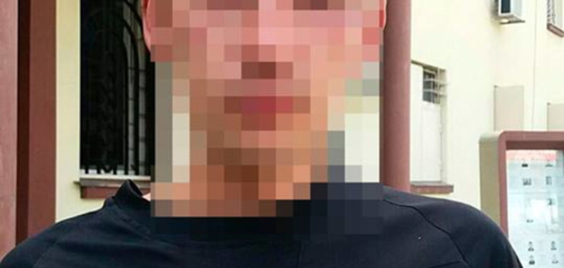 В Запорожье грабитель напал на женщину в подъезде, но получил отпор